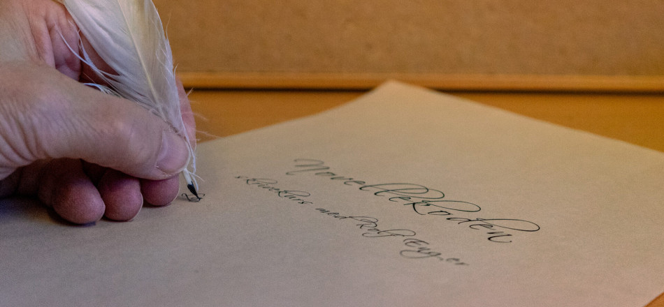 Skjønnskrift av novellekoden med fjærpenn